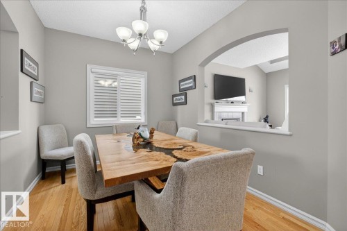 942 Chahley Crescent, Edmonton, AB - Indoor Photo Showing Dining Room