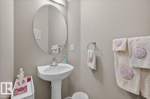 942 Chahley Crescent, Edmonton, AB - Indoor Photo Showing Bathroom