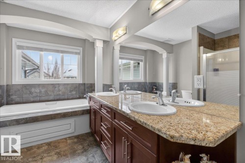 942 Chahley Crescent, Edmonton, AB - Indoor Photo Showing Bathroom