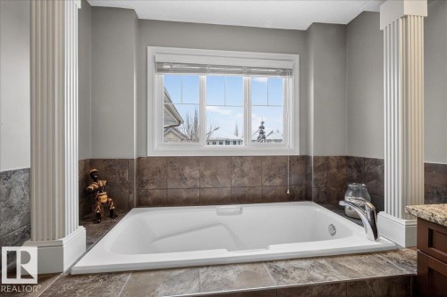 942 Chahley Crescent, Edmonton, AB - Indoor Photo Showing Bathroom