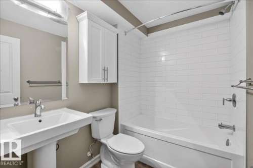 942 Chahley Crescent, Edmonton, AB - Indoor Photo Showing Bathroom