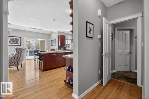 942 Chahley Crescent, Edmonton, AB - Indoor