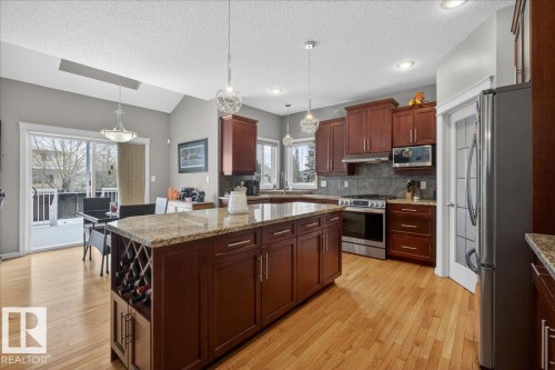 942 Chahley Crescent, Edmonton, AB - Indoor Photo Showing Kitchen With Upgraded Kitchen