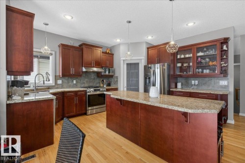 942 Chahley Crescent, Edmonton, AB - Indoor Photo Showing Kitchen With Upgraded Kitchen
