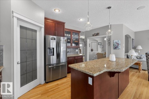 942 Chahley Crescent, Edmonton, AB - Indoor Photo Showing Kitchen With Upgraded Kitchen