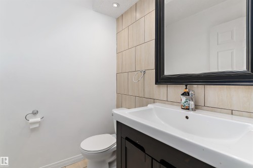 196 Roseland Village, Edmonton, AB - Indoor Photo Showing Bathroom