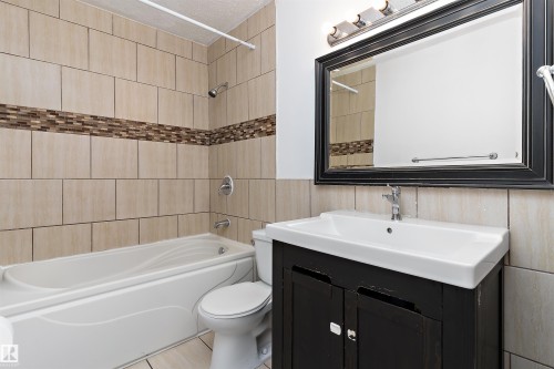 196 Roseland Village, Edmonton, AB - Indoor Photo Showing Bathroom