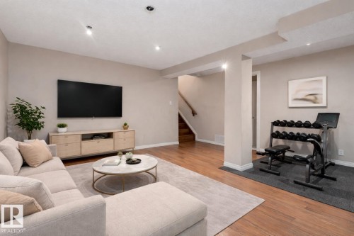 196 Roseland Village, Edmonton, AB - Indoor Photo Showing Living Room