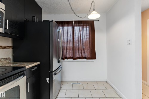 196 Roseland Village, Edmonton, AB - Indoor Photo Showing Kitchen
