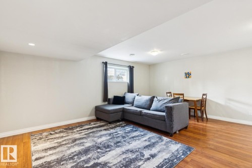 11118 72 Avenue, Edmonton, AB - Indoor Photo Showing Living Room