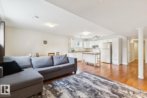 11118 72 Avenue, Edmonton, AB - Indoor Photo Showing Living Room