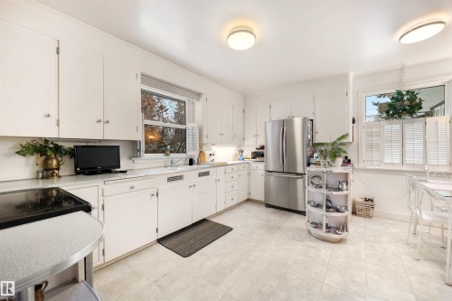 13882 Ravine Drive, Edmonton, AB - Indoor Photo Showing Kitchen