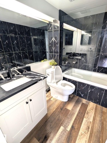 1307 10149 Saskatchewan Drive, Edmonton, AB - Indoor Photo Showing Bathroom