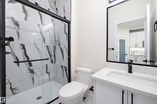 Main floor full bedroom - 8319 81Ave, Edmonton, AB - Indoor Photo Showing Bathroom