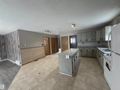 4847 50 Avenue, Sangudo, AB - Indoor Photo Showing Kitchen With Double Sink