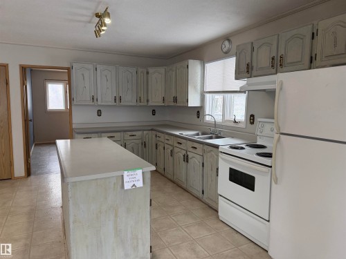 4847 50 Avenue, Sangudo, AB - Indoor Photo Showing Kitchen With Double Sink