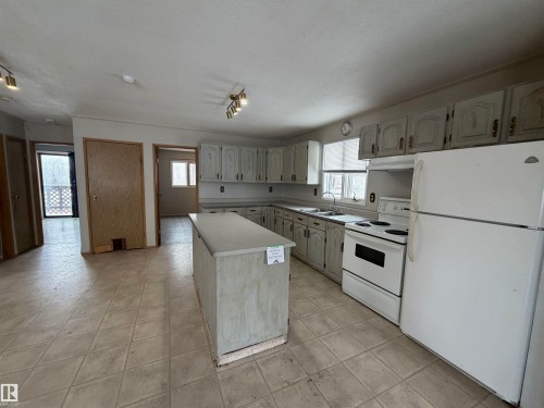 4847 50 Avenue, Sangudo, AB - Indoor Photo Showing Kitchen With Double Sink