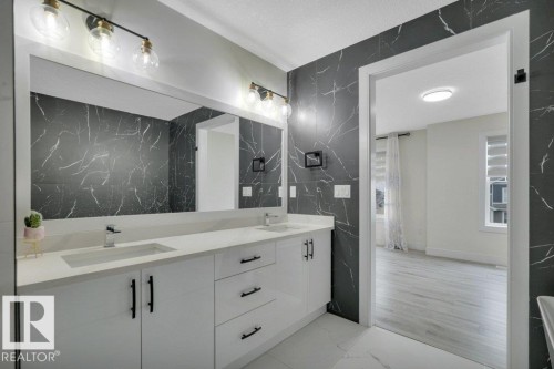 1232 Eaton Lane, Edmonton, AB - Indoor Photo Showing Bathroom