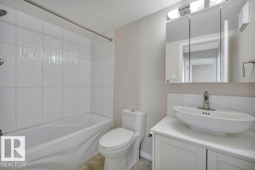 105 10149 83 Avenue, Edmonton, AB - Indoor Photo Showing Bathroom