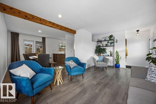 8816 25A Avenue, Edmonton, AB - Indoor Photo Showing Living Room