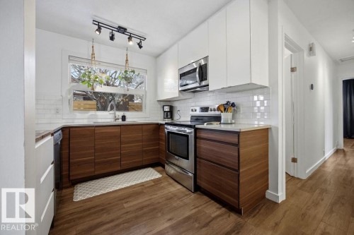 8816 25A Avenue, Edmonton, AB - Indoor Photo Showing Kitchen