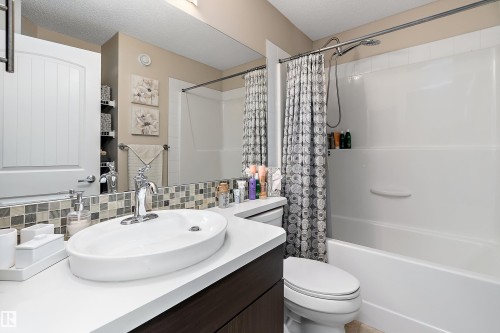 2914 18A Avenue, Edmonton, AB - Indoor Photo Showing Bathroom