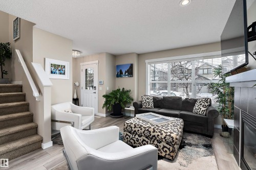 2914 18A Avenue, Edmonton, AB - Indoor Photo Showing Living Room