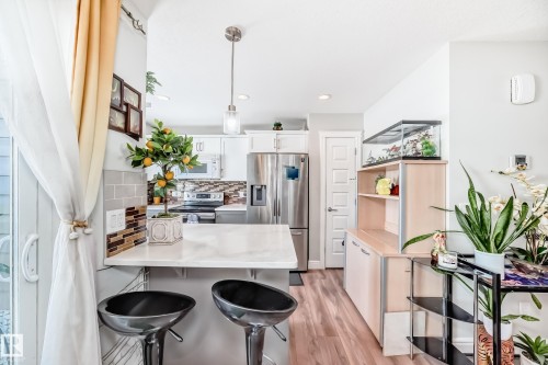 35 1391 Starling Drive, Edmonton, AB - Indoor Photo Showing Kitchen With Upgraded Kitchen