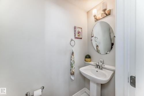 35 1391 Starling Drive, Edmonton, AB - Indoor Photo Showing Bathroom