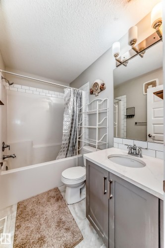 35 1391 Starling Drive, Edmonton, AB - Indoor Photo Showing Bathroom