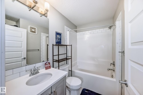 35 1391 Starling Drive, Edmonton, AB - Indoor Photo Showing Bathroom