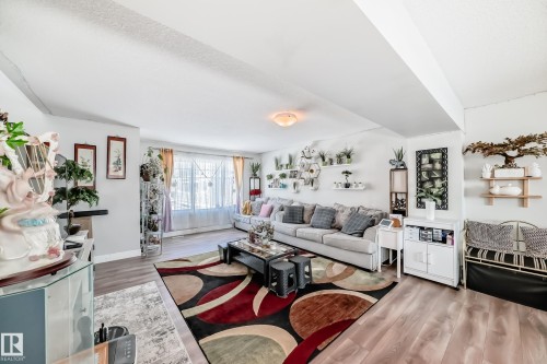 35 1391 Starling Drive, Edmonton, AB - Indoor Photo Showing Living Room