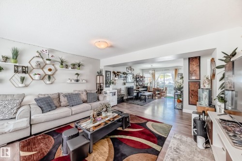 35 1391 Starling Drive, Edmonton, AB - Indoor Photo Showing Living Room