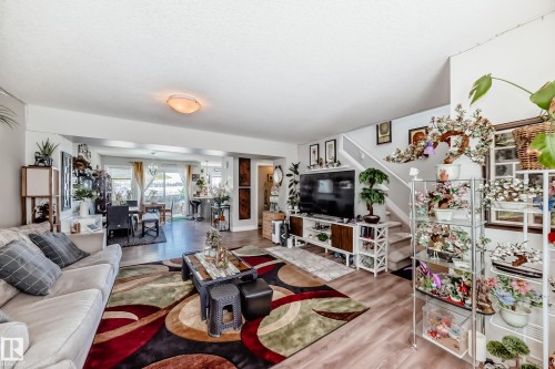 35 1391 Starling Drive, Edmonton, AB - Indoor Photo Showing Living Room