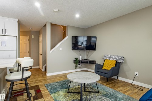 6220 1A Avenue Sw, Edmonton, AB - Indoor Photo Showing Living Room