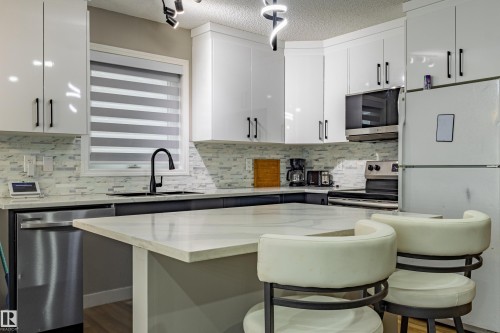 6220 1A Avenue Sw, Edmonton, AB - Indoor Photo Showing Kitchen With Upgraded Kitchen