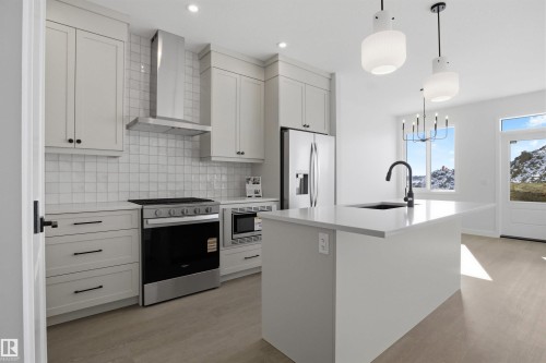 1126 Cristall Crescent, Edmonton, AB - Indoor Photo Showing Kitchen With Upgraded Kitchen