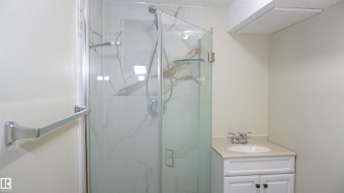 12924 135A Avenue, Edmonton, AB - Indoor Photo Showing Bathroom