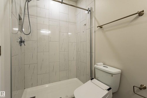 21326 61 Avenue, Edmonton, AB - Indoor Photo Showing Bathroom