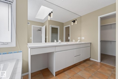 9115 77 Avenue, Edmonton, AB - Indoor Photo Showing Bathroom