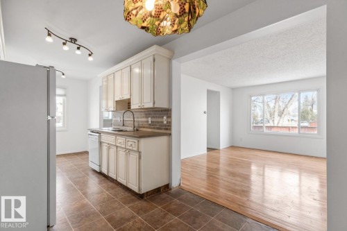 242 Primrose Gardens, Edmonton, AB - Indoor Photo Showing Kitchen