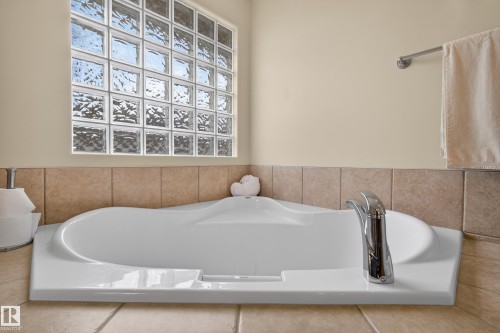 15712 135 Street, Edmonton, AB - Indoor Photo Showing Bathroom