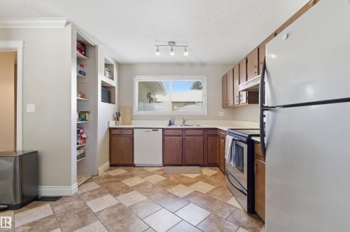 26 Longview Crescent, St. Albert, AB - Indoor Photo Showing Kitchen With Double Sink