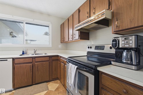 26 Longview Crescent, St. Albert, AB - Indoor Photo Showing Kitchen With Double Sink