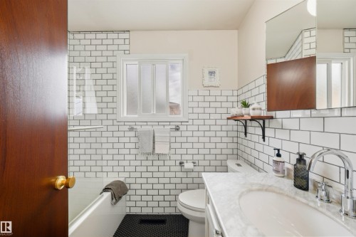 7811 148 Avenue, Edmonton, AB - Indoor Photo Showing Bathroom