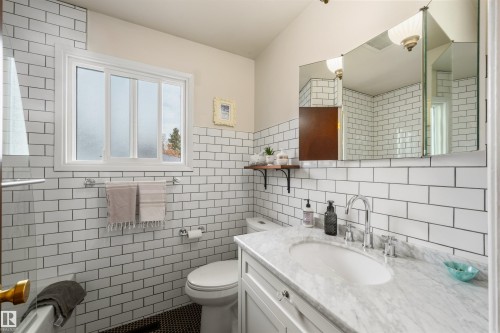7811 148 Avenue, Edmonton, AB - Indoor Photo Showing Bathroom