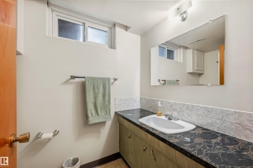 7811 148 Avenue, Edmonton, AB - Indoor Photo Showing Bathroom