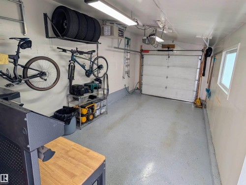 7811 148 Avenue, Edmonton, AB - Indoor Photo Showing Garage