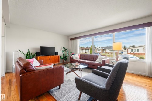 7811 148 Avenue, Edmonton, AB - Indoor Photo Showing Living Room