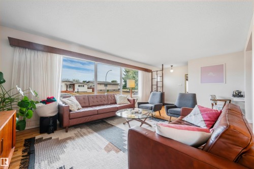 7811 148 Avenue, Edmonton, AB - Indoor Photo Showing Living Room